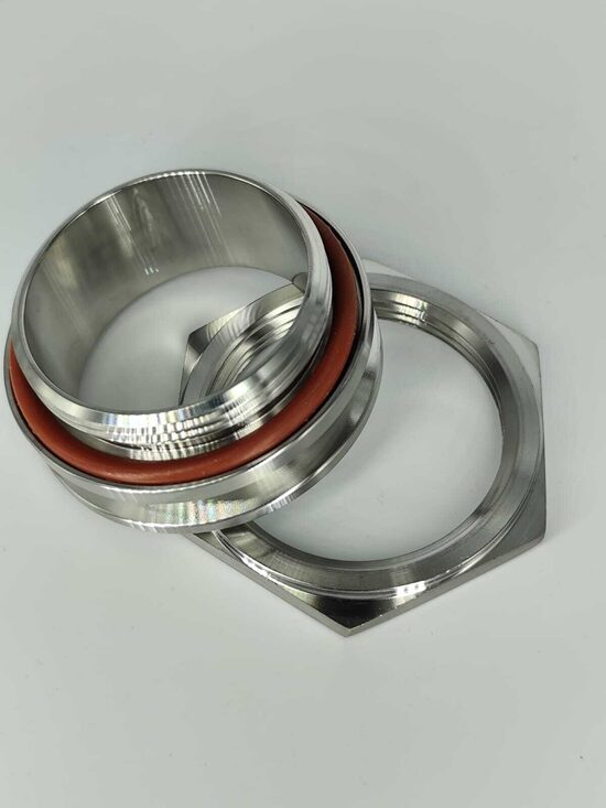 Tvertnes sienā iestiprināmie triclamp savienojumi uz 1.5" un 2" triclamp